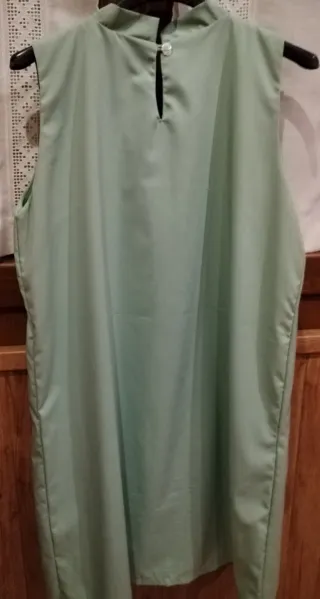 Vestido verde sin mangas con lazo