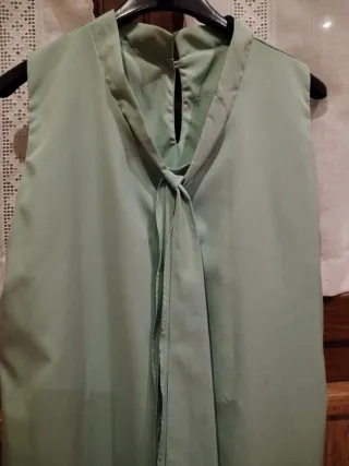 Vestido verde sin mangas con lazo