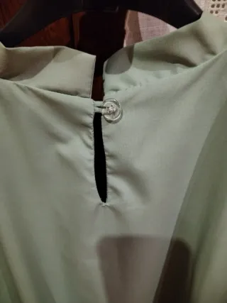 Vestido verde sin mangas con lazo