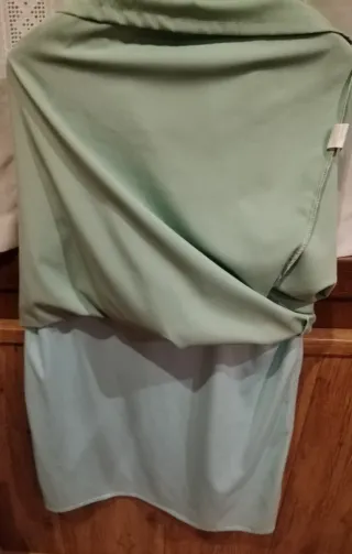Vestido verde sin mangas con lazo