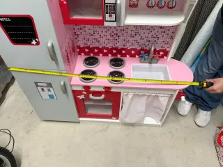 Cocinita de juguete rosa y gris