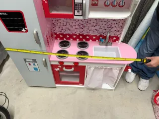 Cocinita de juguete rosa y gris