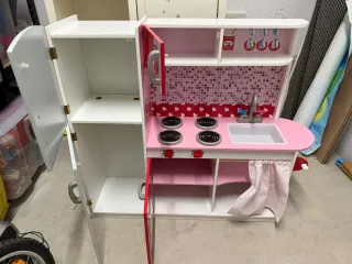 Cocinita de juguete rosa y gris