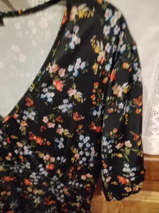 Vestido negro estampado flores Inside
