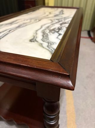 Mesa de centro de madera y mármol