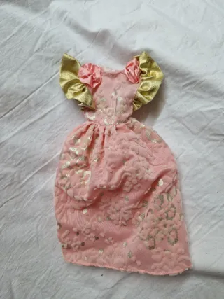 Vestido rosa con detalles dorados