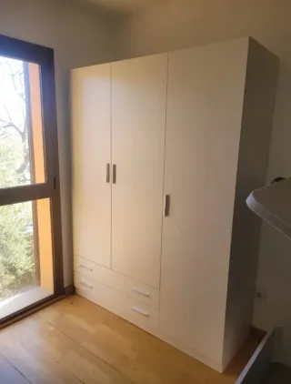 Armario blanco de madera