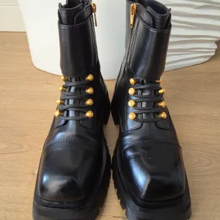 Botas Balmain Negras con Detalles Dorados