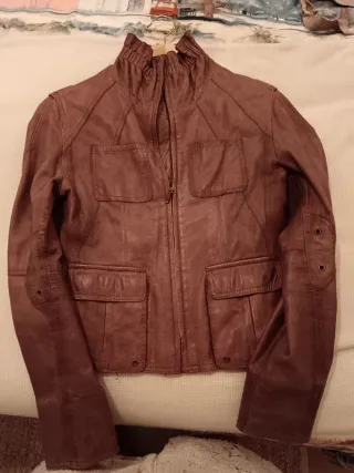 Cazadora de piel color marrón burdeos