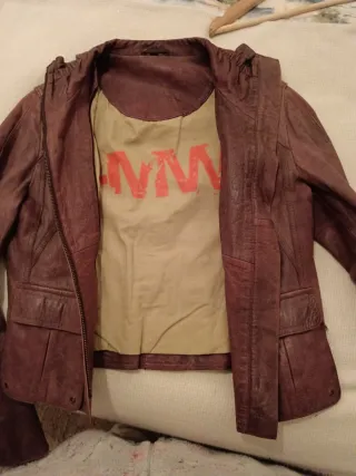 Cazadora de piel color marrón burdeos