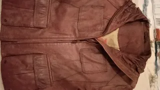 Cazadora de piel color marrón burdeos