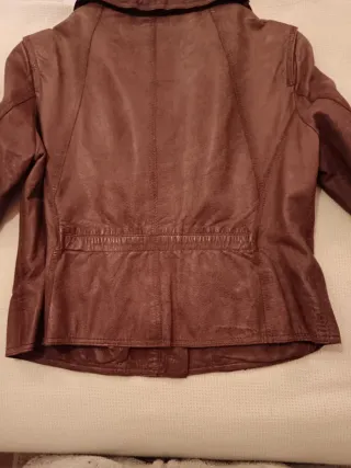 Cazadora de piel color marrón burdeos