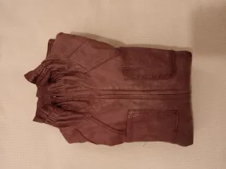 Cazadora de piel color marrón burdeos