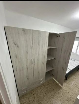 Armario de madera beige y gris