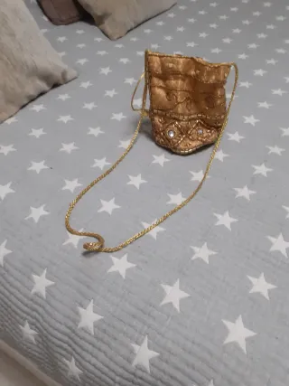 Bolso limosnera dorado con pedrería