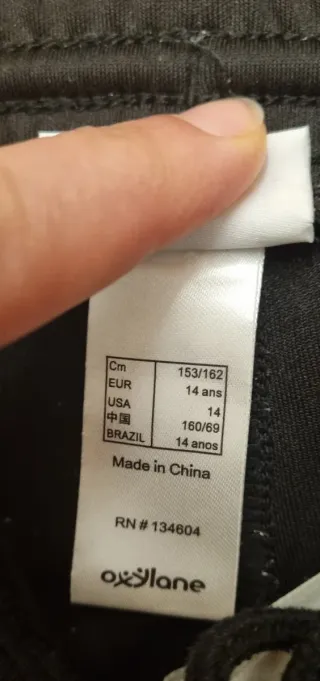 Pantaloni sportivi neri con protezioni