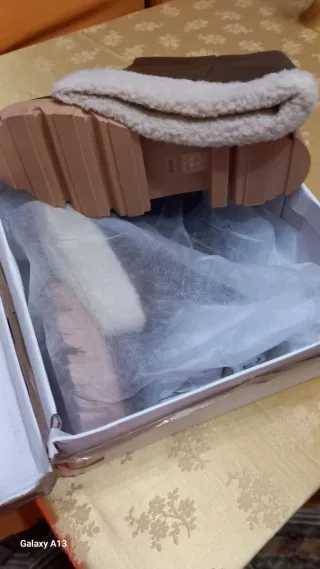 Stivali marroni con suola carrarmato nuovi inscato