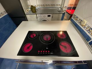 Placa vitrocerámica + encimera de isla gris