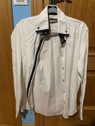 Camisa blanca con doble cuello negro