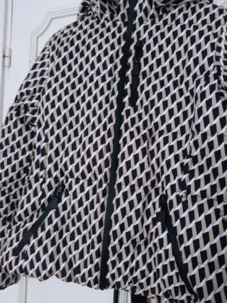 Abrigo acolchado con capucha sin estrenar