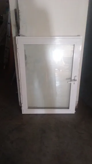 Ventana de aluminio blanca con cristal 1,10 x 60
