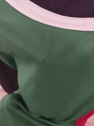 Camiseta Karl Kani Roja y Verde Botones