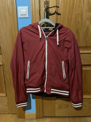 Chaqueta deportiva con capucha roja