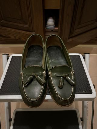 Zapatos verdes de piel con borlas