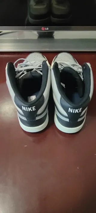 Zapatillas Nike grises y blancas