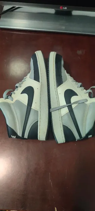 Zapatillas Nike grises y blancas