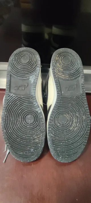 Zapatillas Nike grises y blancas