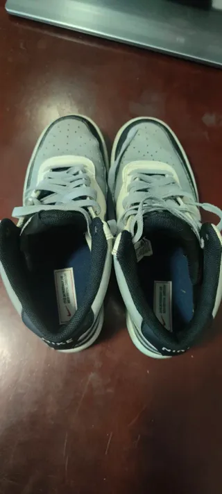 Zapatillas Nike grises y blancas