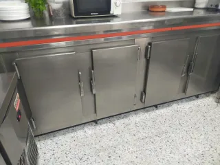 Mesa de acero inoxidable 4 puertas