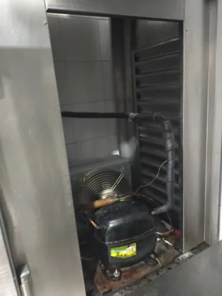 Mesa de acero inoxidable 4 puertas