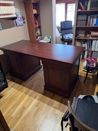 Escritorio de madera maciza estilo clásico