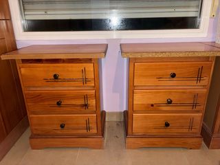 Dos mesitas de noche de madera