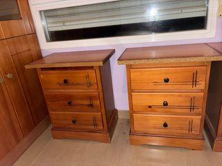 Dos mesitas de noche de madera