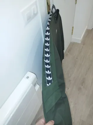 Sudadera Adidas verde oliva con logo