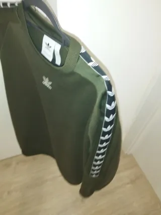 Sudadera Adidas verde oliva con logo