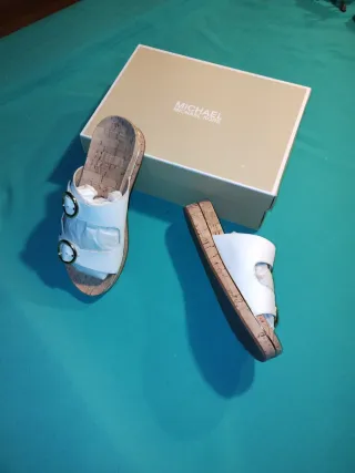 Sandalias Michael Kors Blancas y Doradas