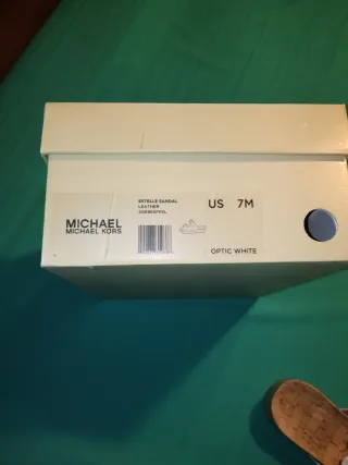 Sandalias Michael Kors Blancas y Doradas