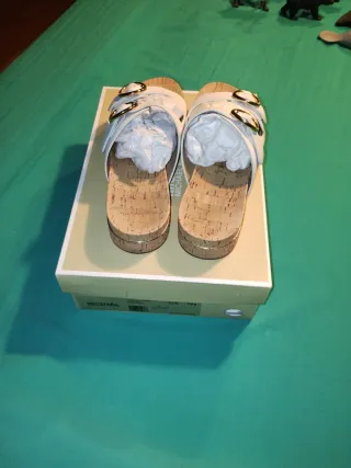 Sandalias Michael Kors Blancas y Doradas