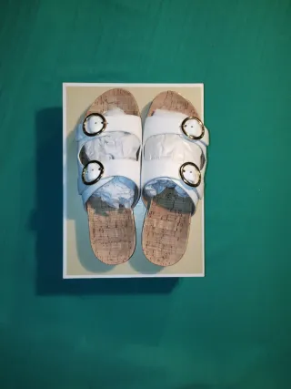 Sandalias Michael Kors Blancas y Doradas