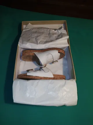 Sandalias Michael Kors Blancas y Doradas