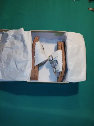 Sandalias Michael Kors Blancas y Doradas