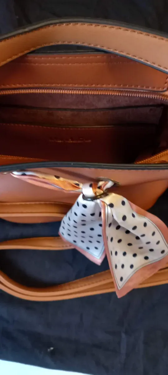 Bolso de señora marrón con pañuelo