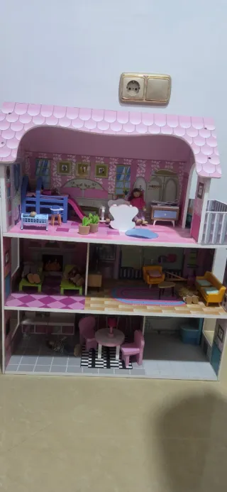 Casa de muñecas de madera rosa