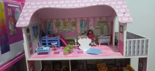 Casa de muñecas de madera rosa