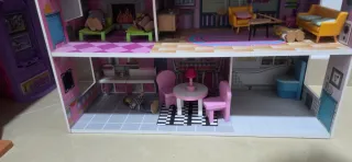 Casa de muñecas de madera rosa