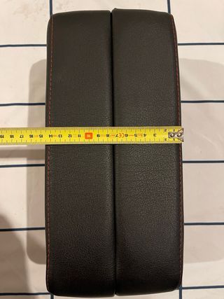 Reposabrazos con USB y portavasos